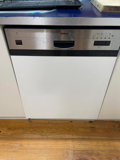 Large 5BR Home-Pool-BBQ-5 CarPark-Central Location