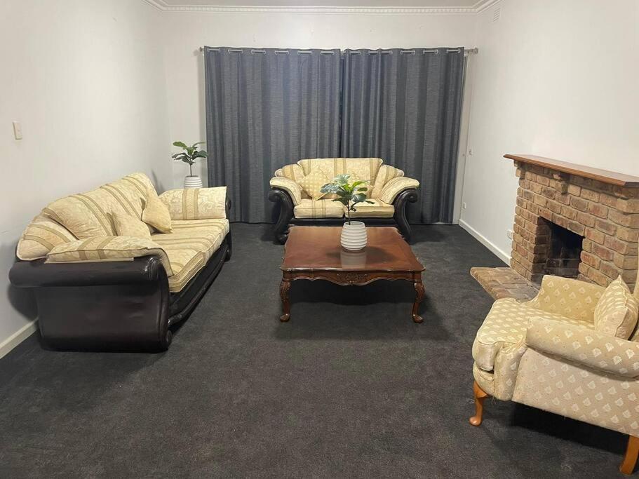 Large 5BR Home-Pool-BBQ-5 CarPark-Central Location