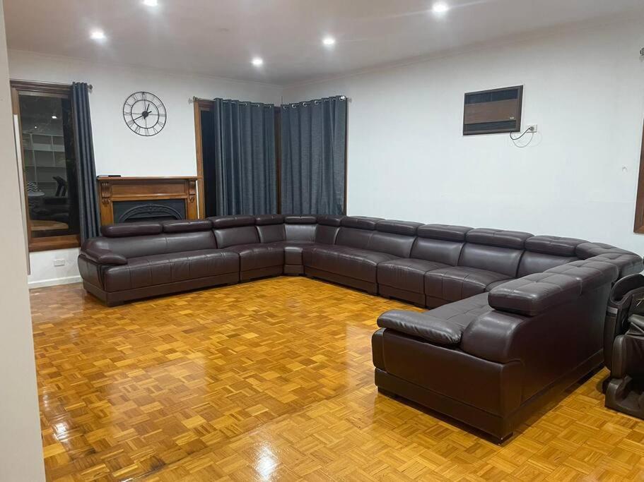 Large 5BR Home-Pool-BBQ-5 CarPark-Central Location