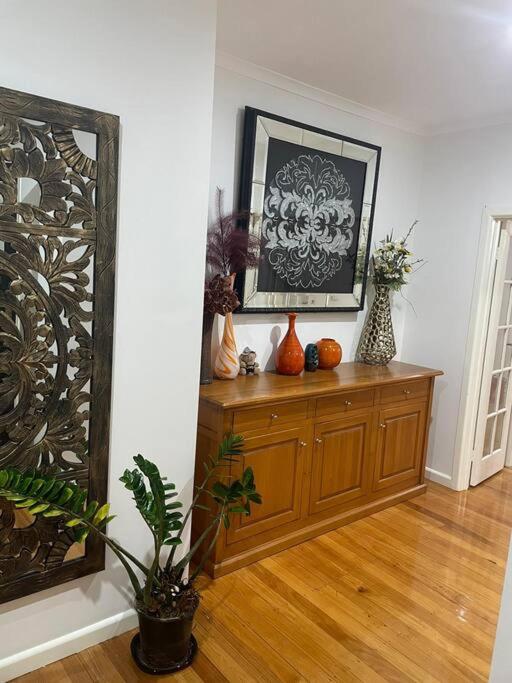 Large 5BR Home-Pool-BBQ-5 CarPark-Central Location