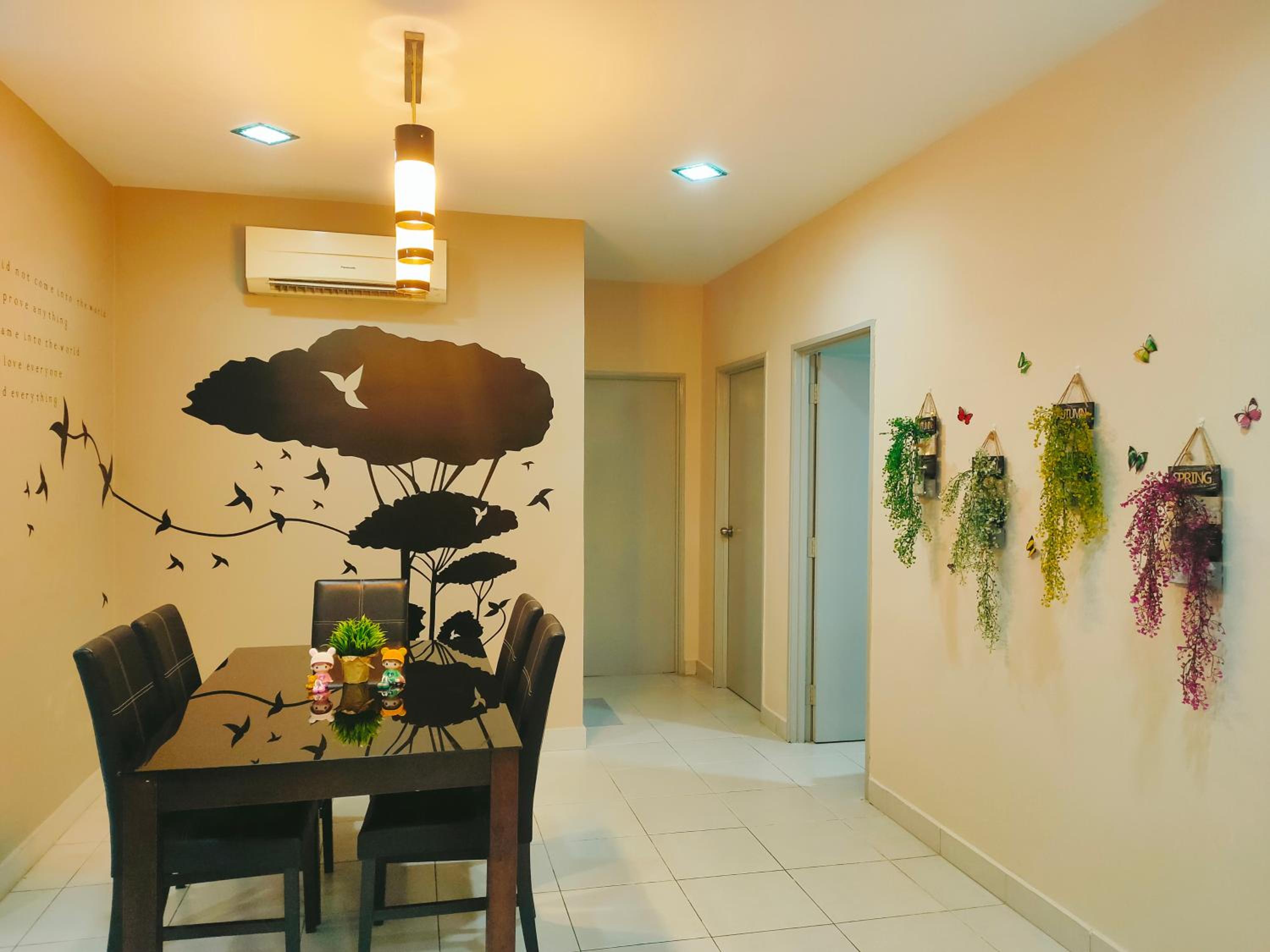 Maison Inn - Affordable Sleeps 6 to 13 near Tebrau AEON & Toppen