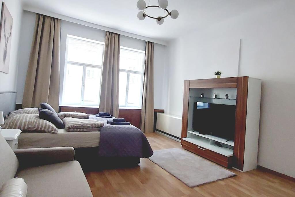 Central & Spacious CheckInVienna Apartment