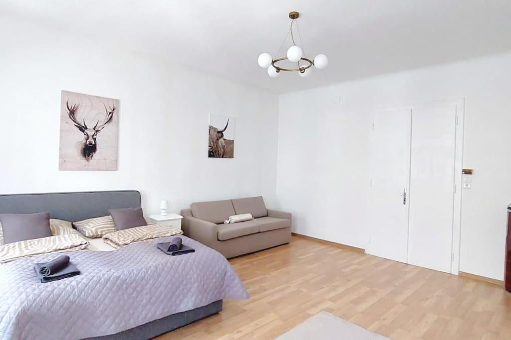 Central & Spacious CheckInVienna Apartment