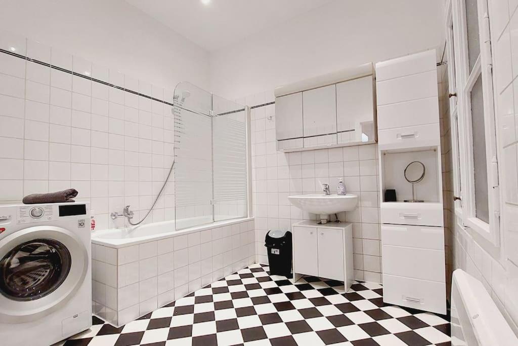 Central & Spacious CheckInVienna Apartment