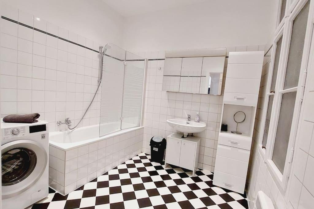 Central & Spacious CheckInVienna Apartment