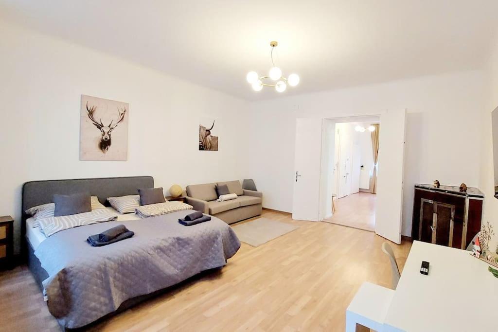 Central & Spacious CheckInVienna Apartment