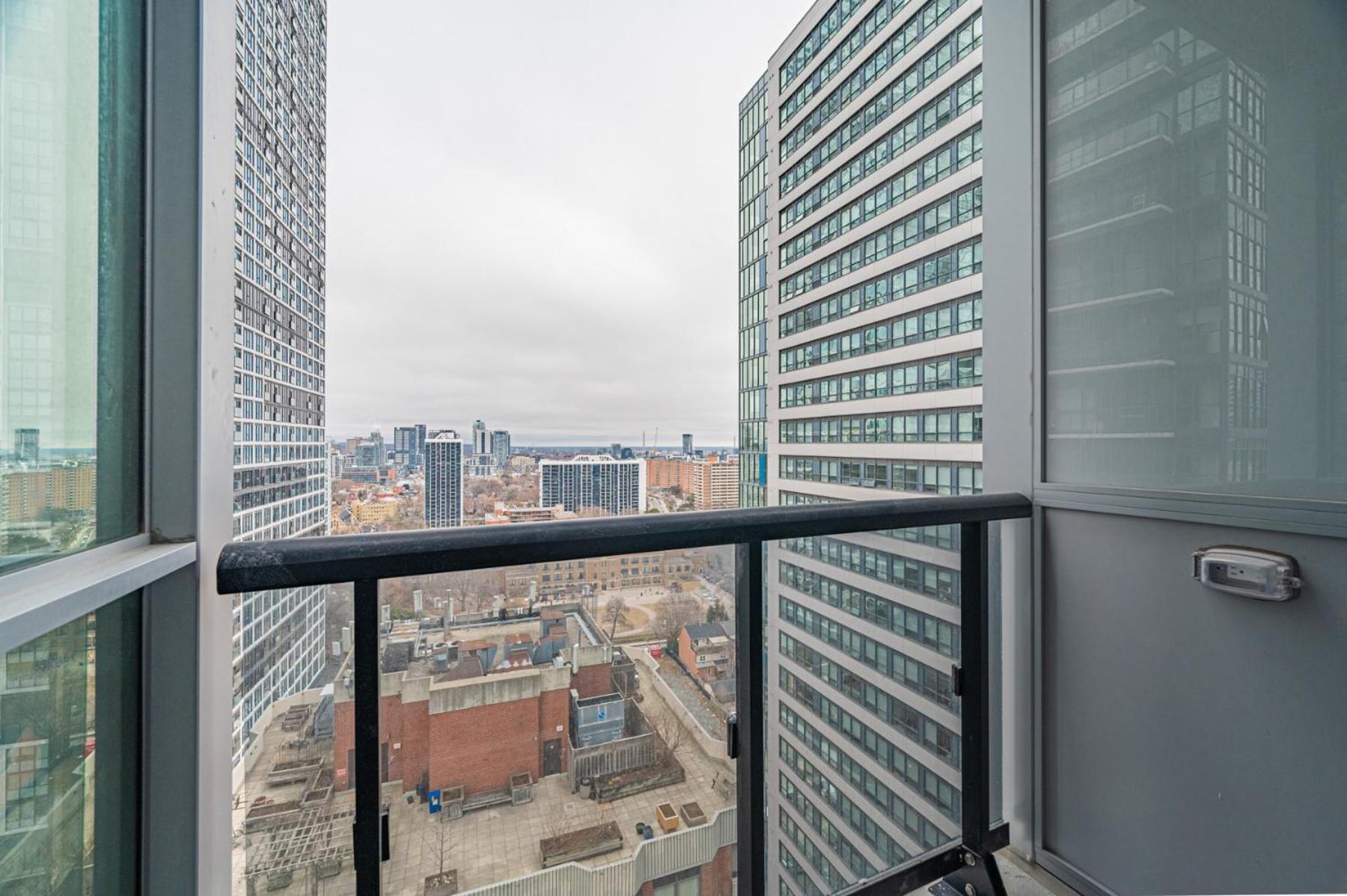 Luxury Condo in Toronto Downtown Core, Eaton Center!!
