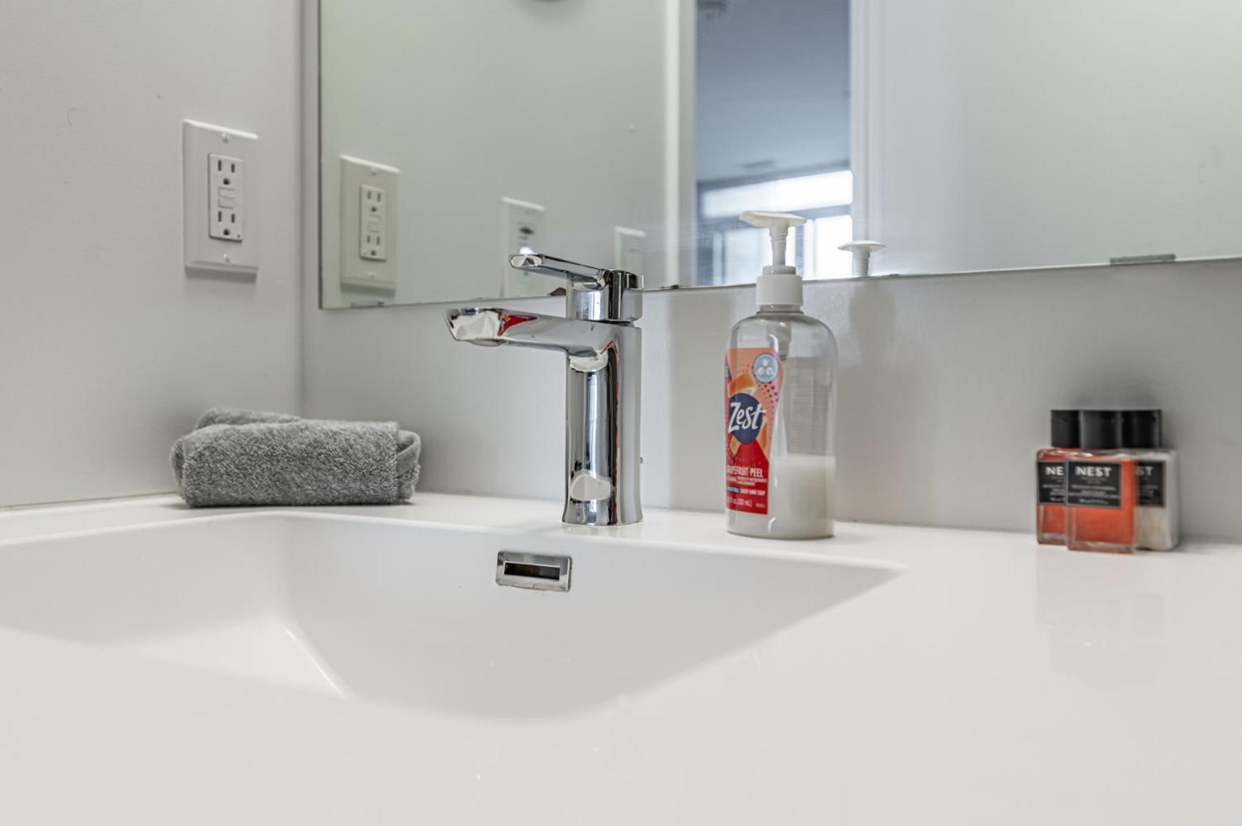Luxury Condo in Toronto Downtown Core, Eaton Center!!