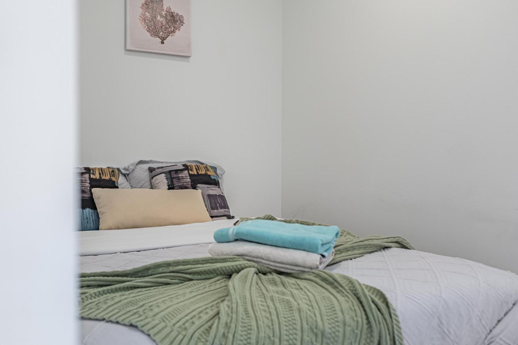 Luxury Condo in Toronto Downtown Core, Eaton Center!!