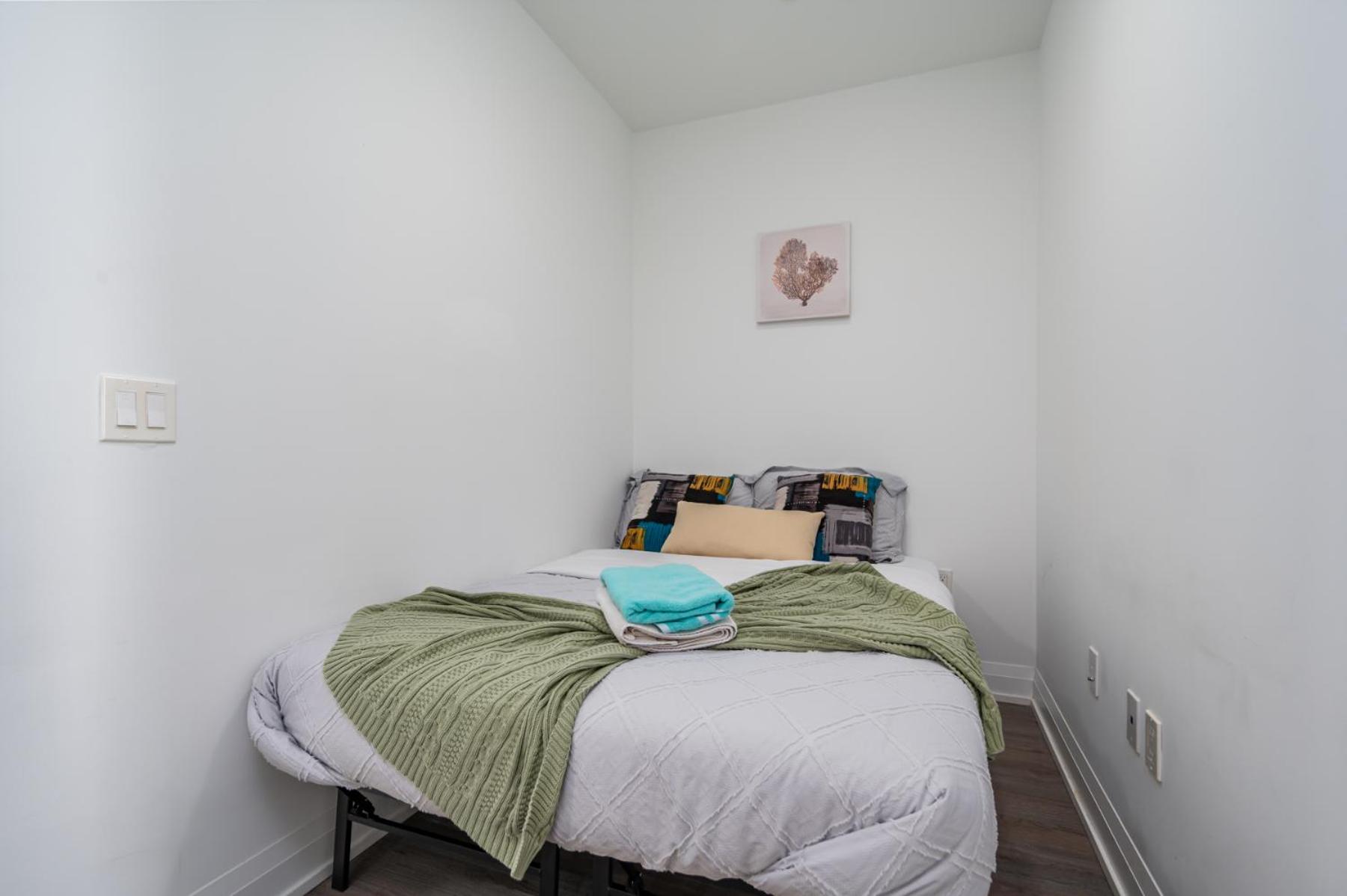 Luxury Condo in Toronto Downtown Core, Eaton Center!!