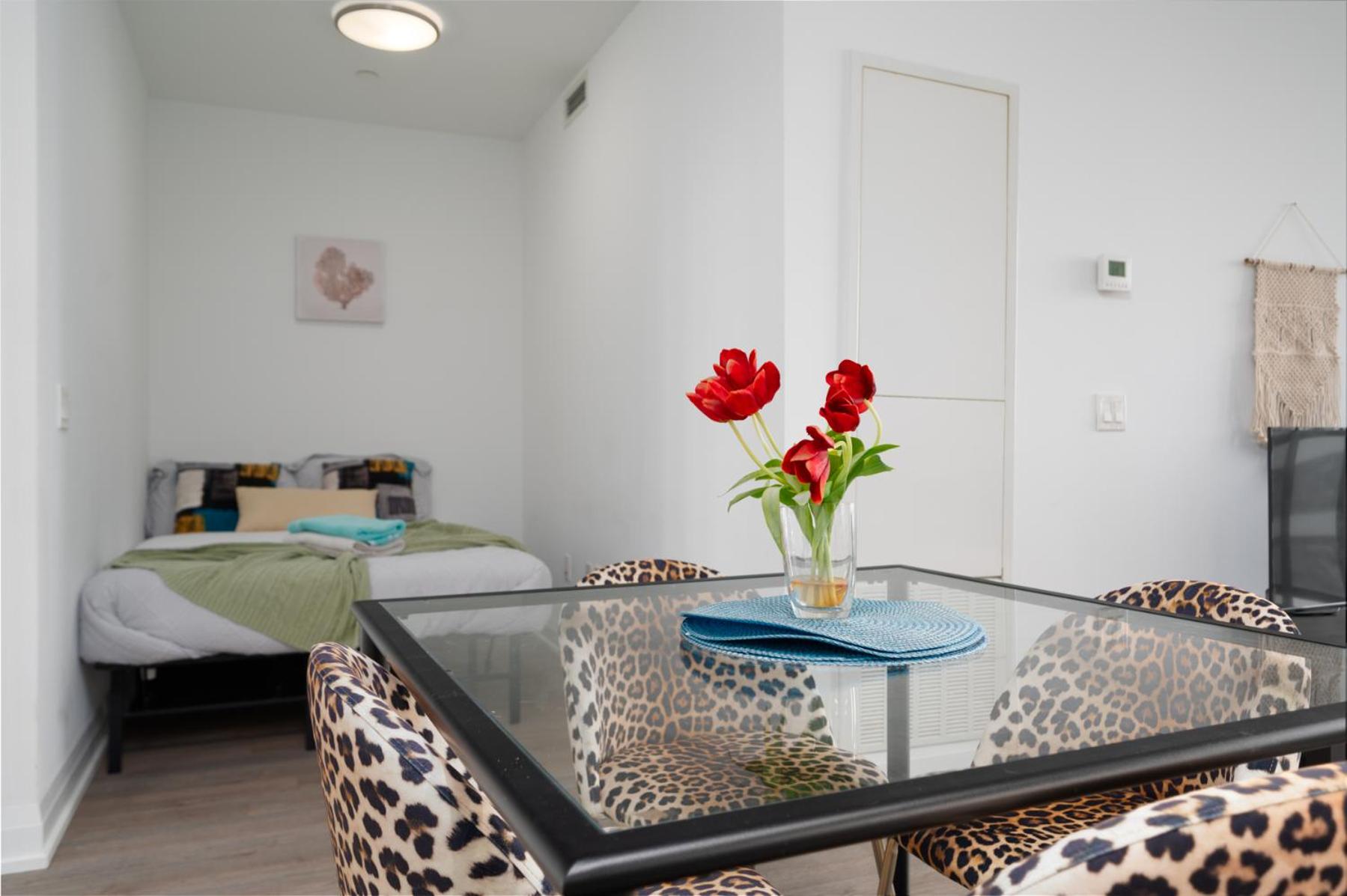 Luxury Condo in Toronto Downtown Core, Eaton Center!!