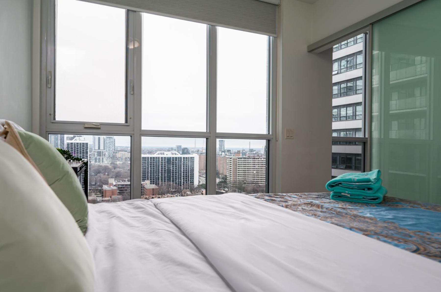 Luxury Condo in Toronto Downtown Core, Eaton Center!!