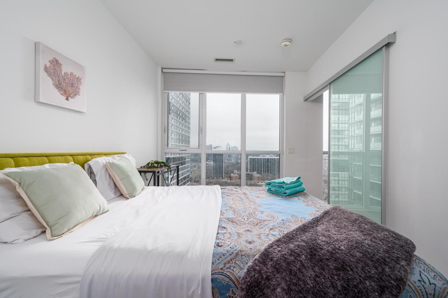 Luxury Condo in Toronto Downtown Core, Eaton Center!!