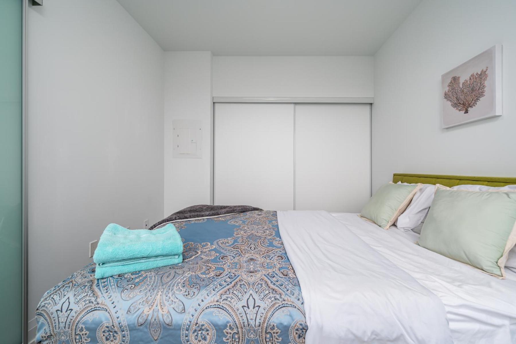 Luxury Condo in Toronto Downtown Core, Eaton Center!!