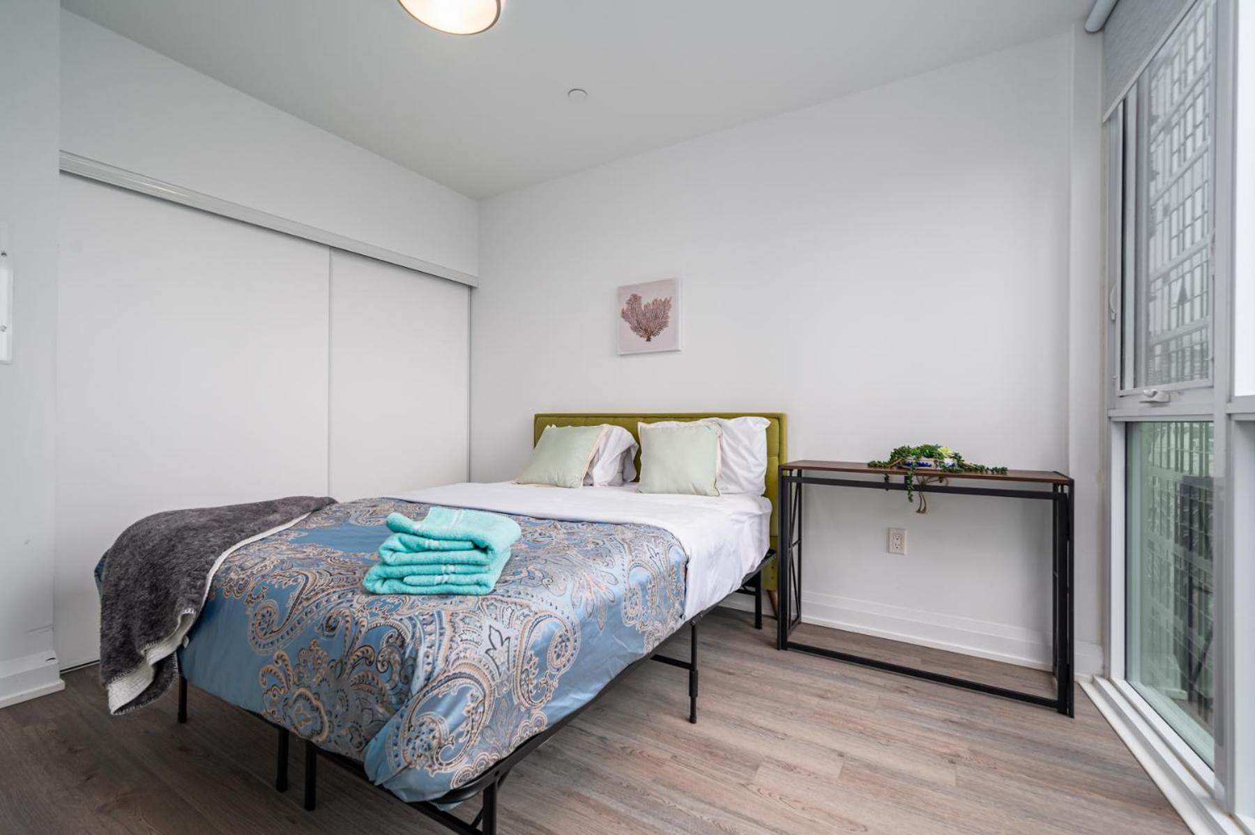 Luxury Condo in Toronto Downtown Core, Eaton Center!!