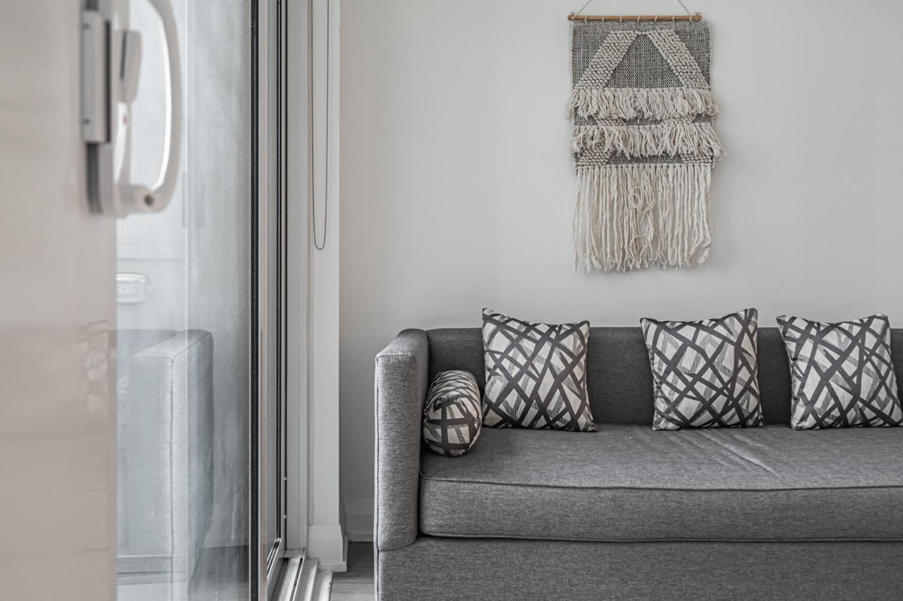 Luxury Condo in Toronto Downtown Core, Eaton Center!!