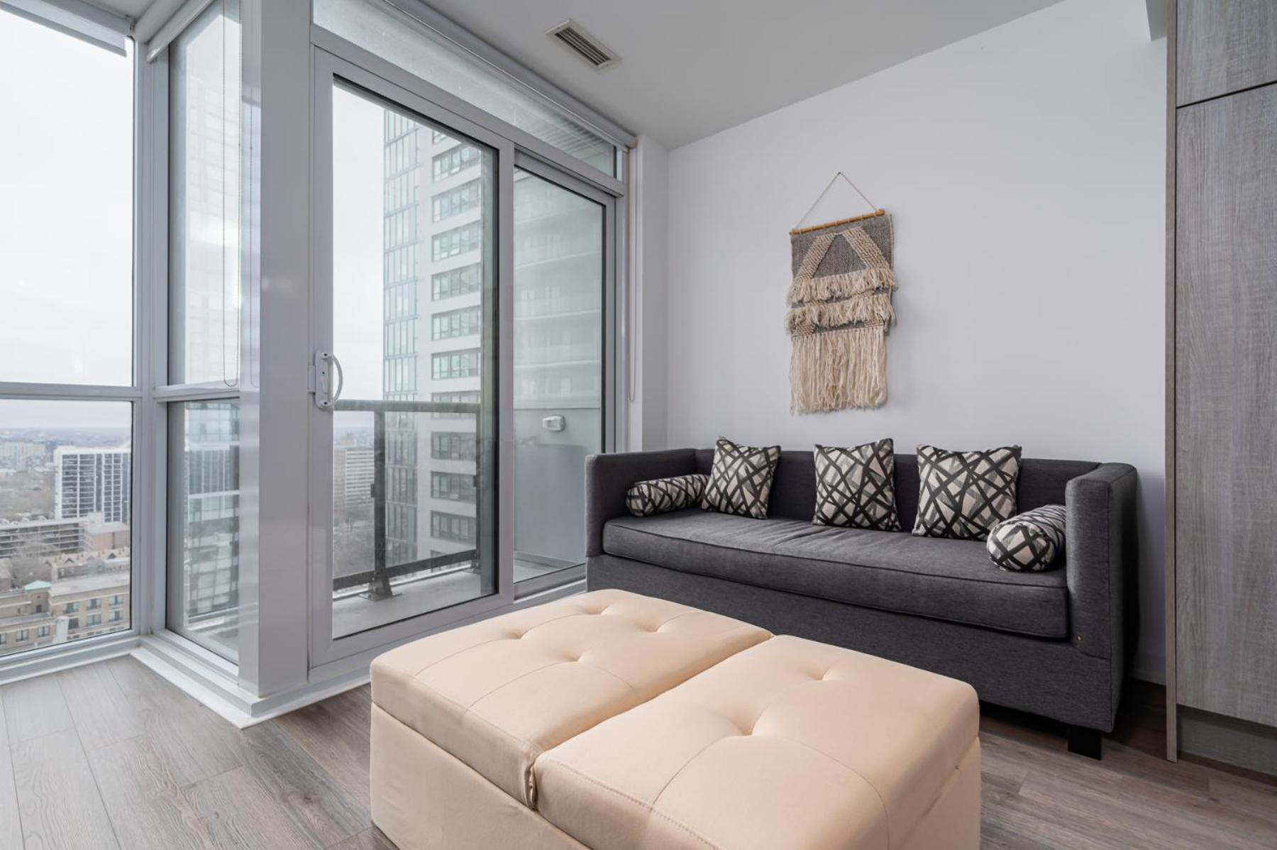 Luxury Condo in Toronto Downtown Core, Eaton Center!!