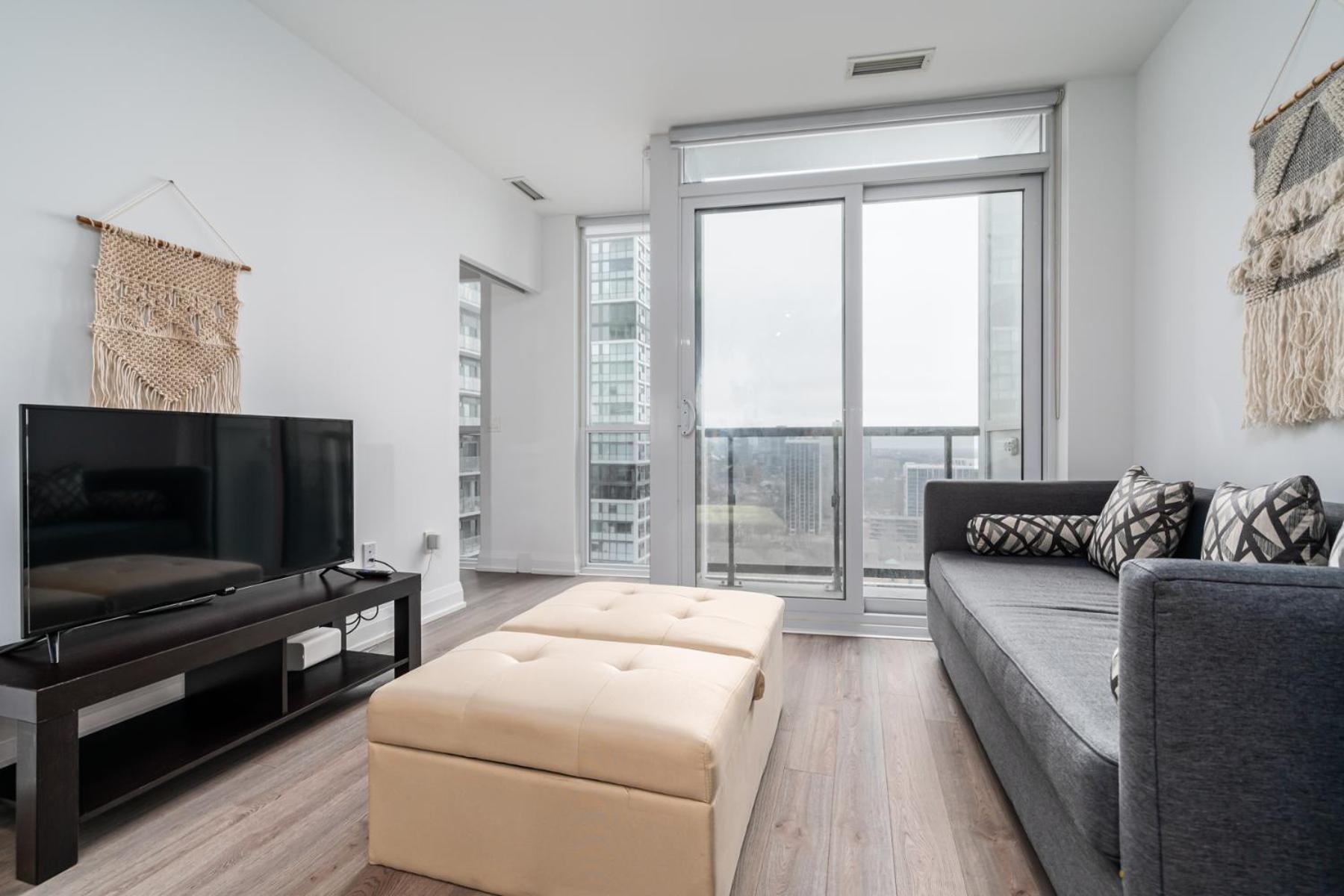 Luxury Condo in Toronto Downtown Core, Eaton Center!!