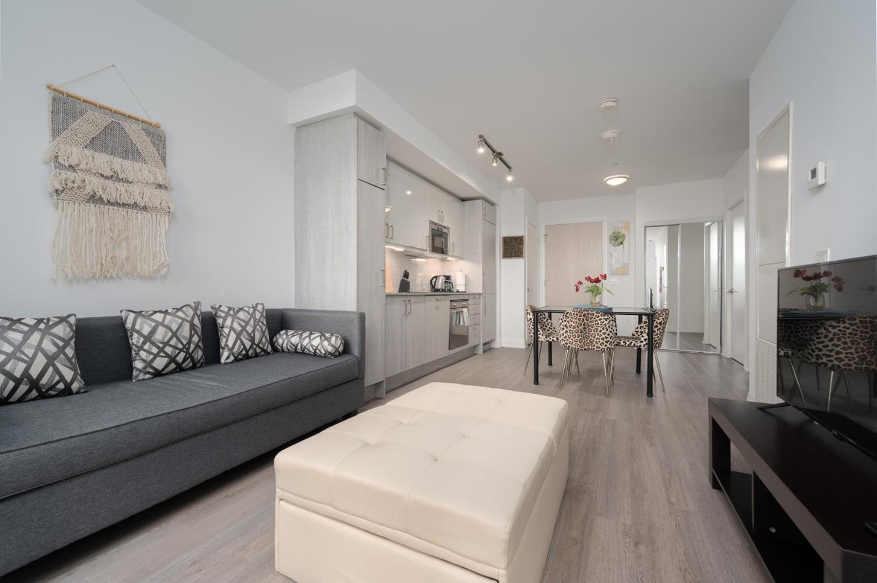 Luxury Condo in Toronto Downtown Core, Eaton Center!!