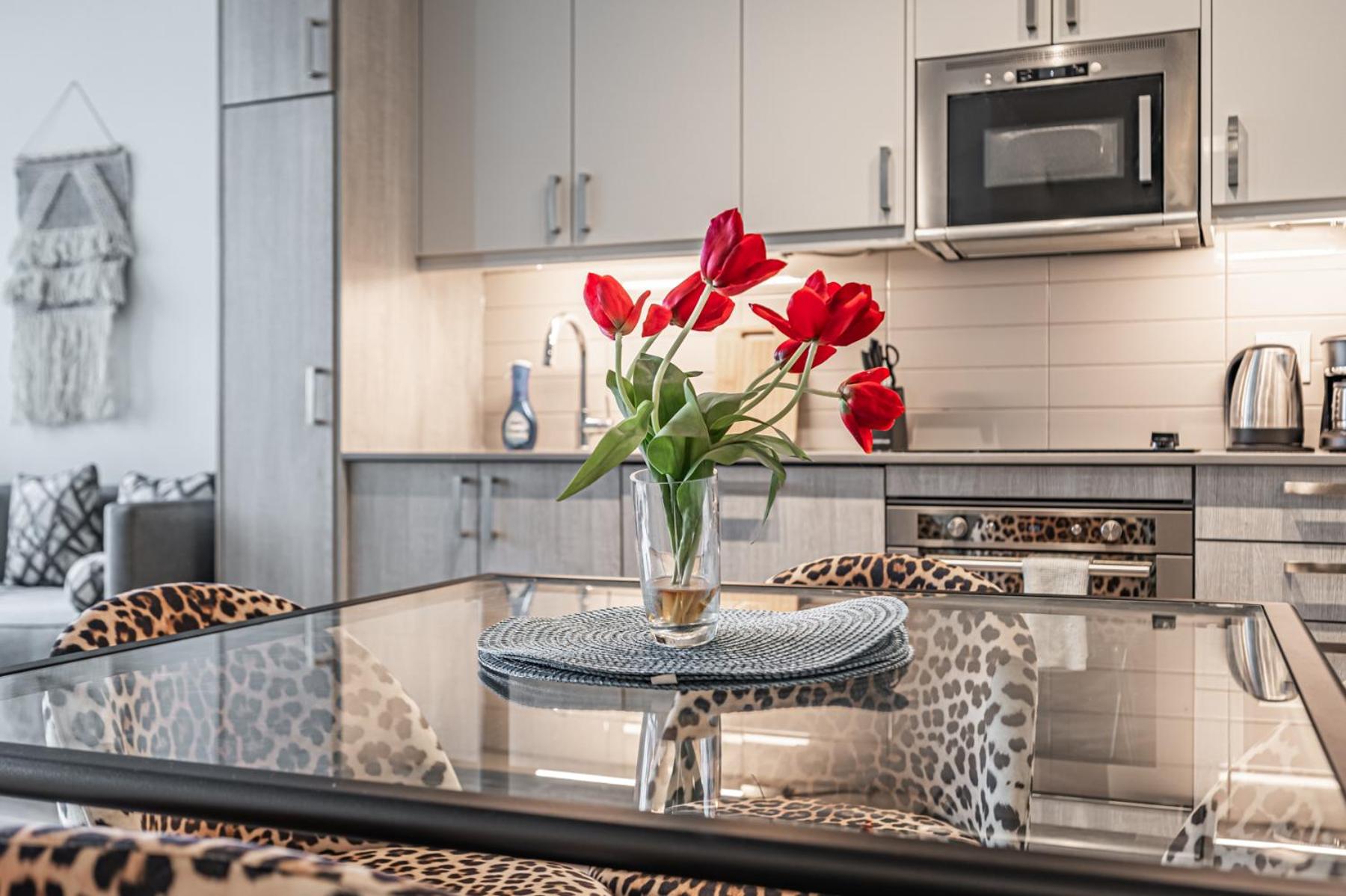 Luxury Condo in Toronto Downtown Core, Eaton Center!!