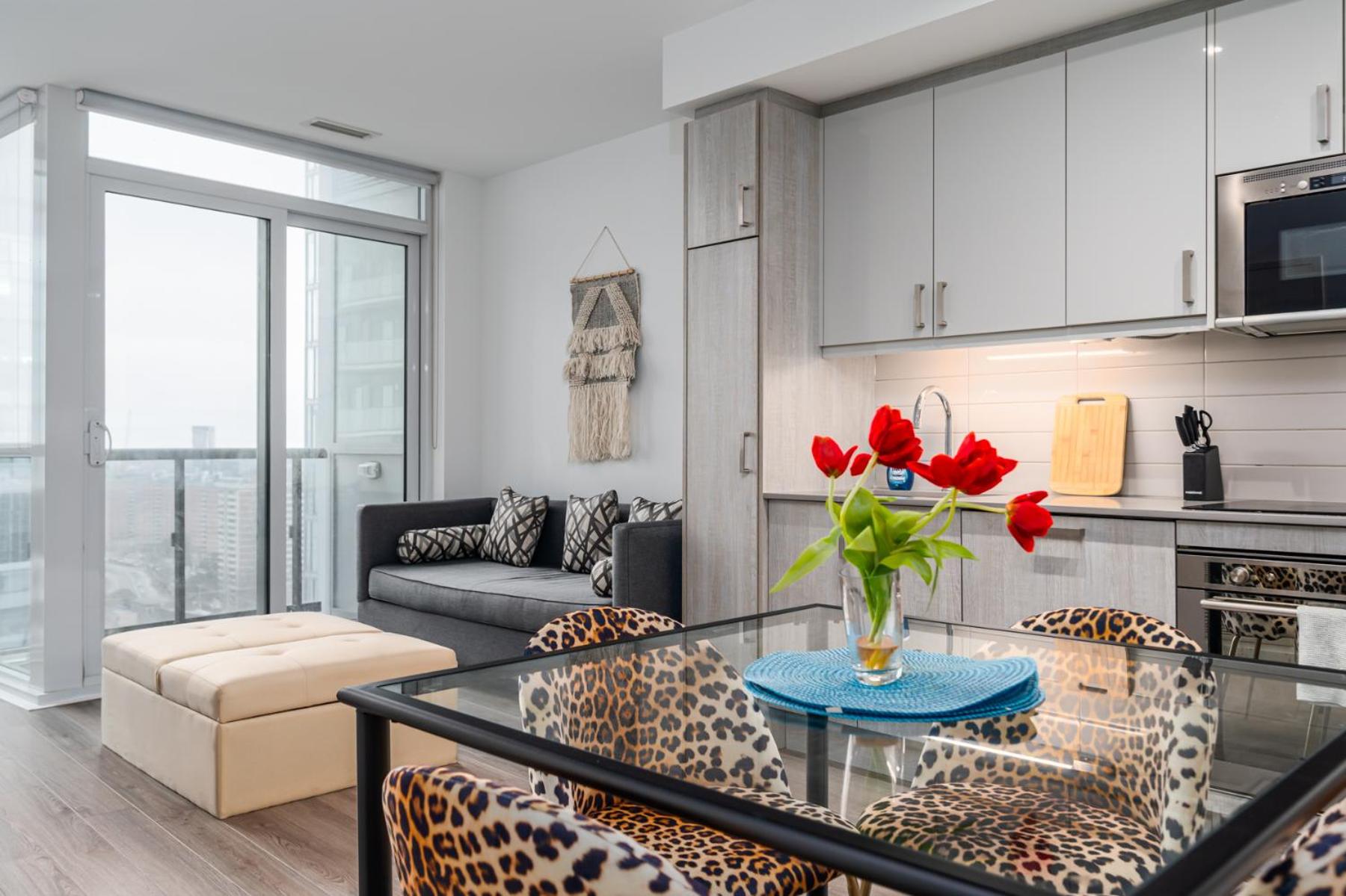 Luxury Condo in Toronto Downtown Core, Eaton Center!!