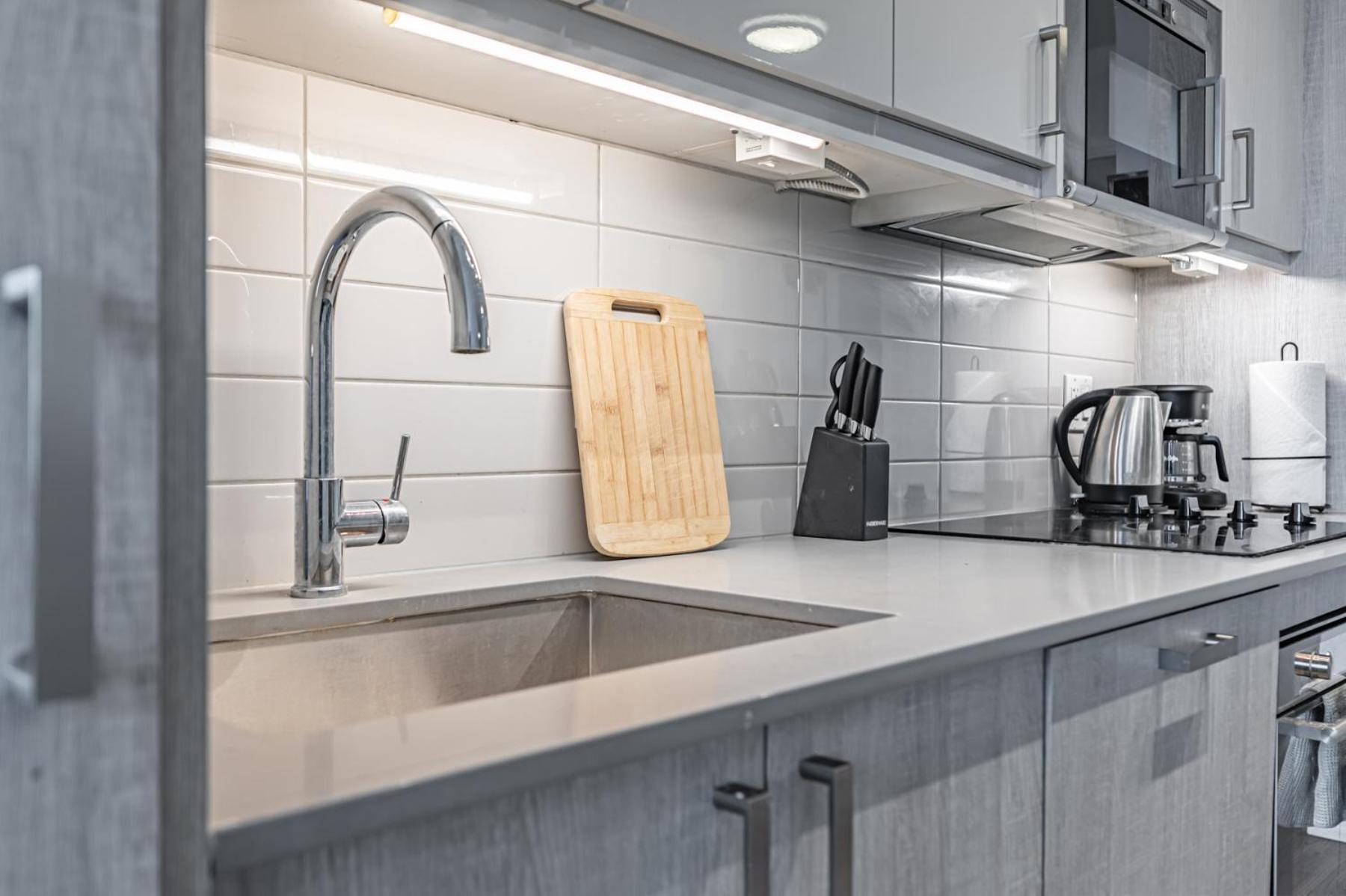 Luxury Condo in Toronto Downtown Core, Eaton Center!!