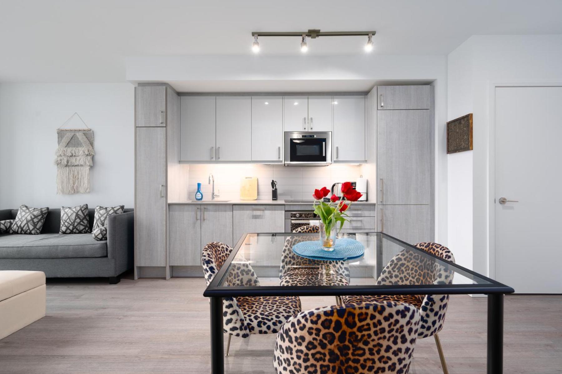 Luxury Condo in Toronto Downtown Core, Eaton Center!!