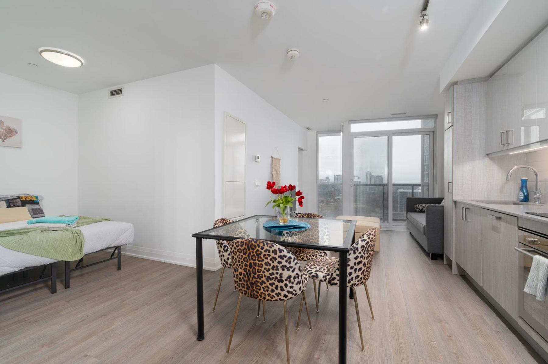 Luxury Condo in Toronto Downtown Core, Eaton Center!!