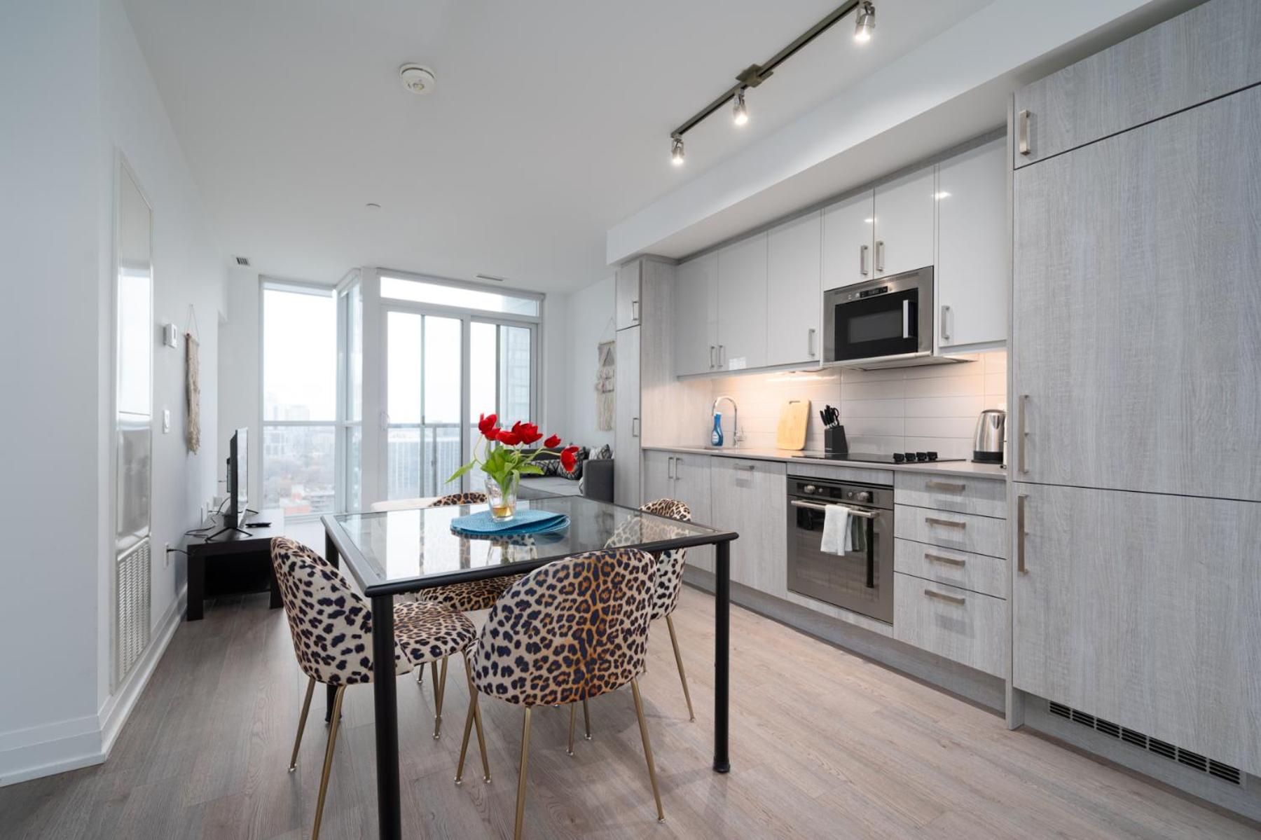 Luxury Condo in Toronto Downtown Core, Eaton Center!!