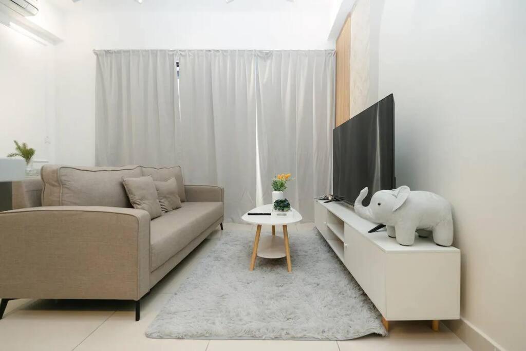 Cozy Skyline Retreat at Trion KL, Level 63