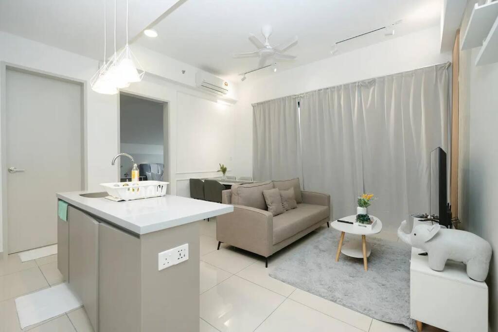 Cozy Skyline Retreat at Trion KL, Level 63