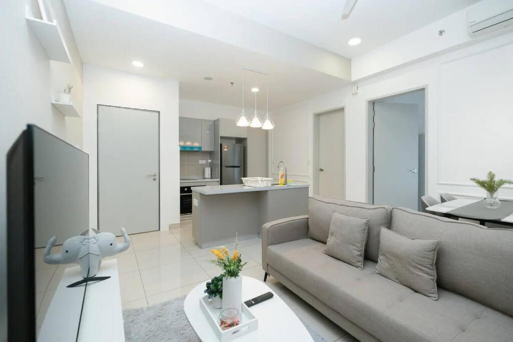 Cozy Skyline Retreat at Trion KL, Level 63