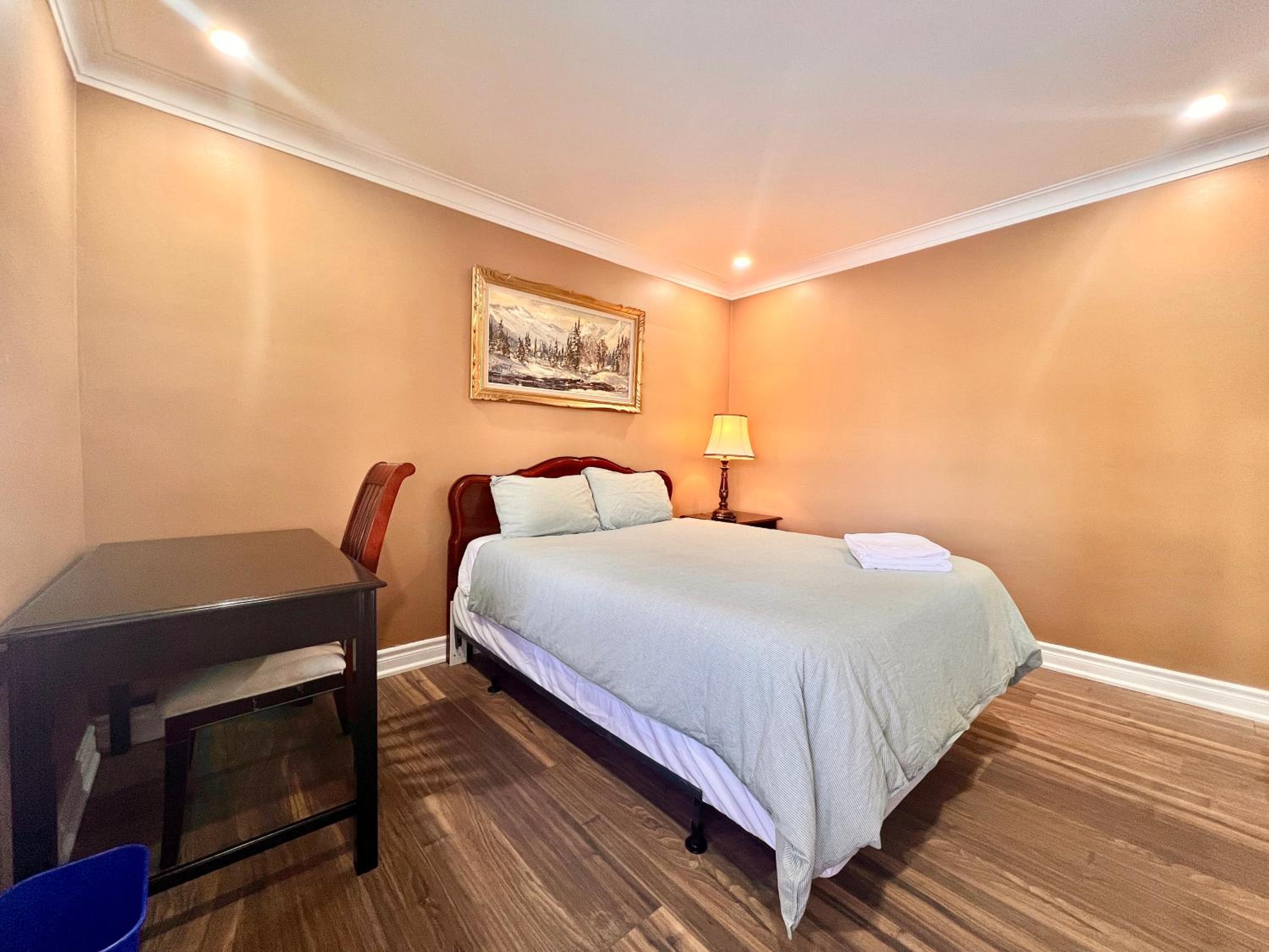Upgraded Rooms with Bath 7-min to Subway Near Downsview Rogers Stadium