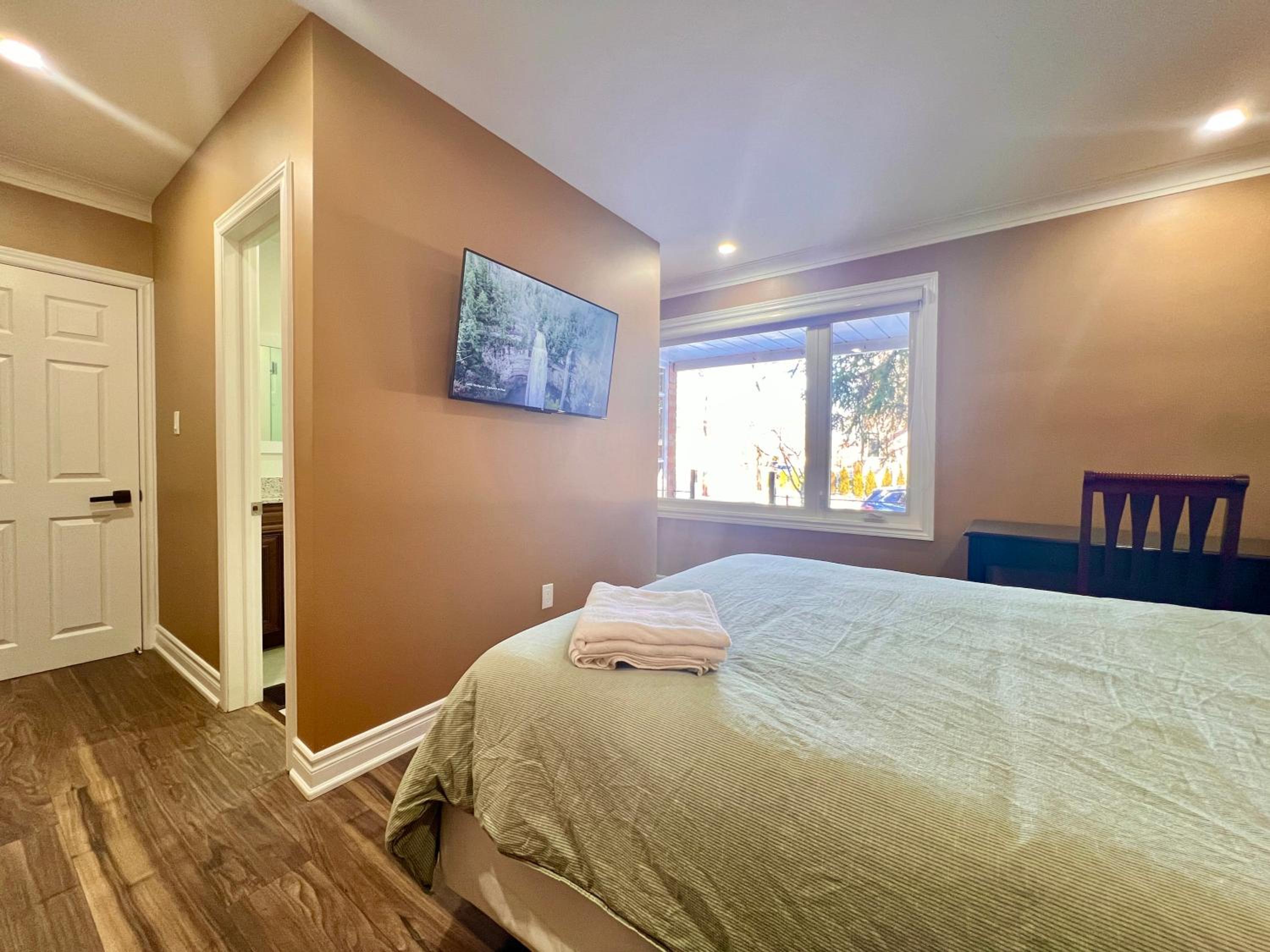 Upgraded Rooms with Bath 7-min to Subway Near Downsview Rogers Stadium