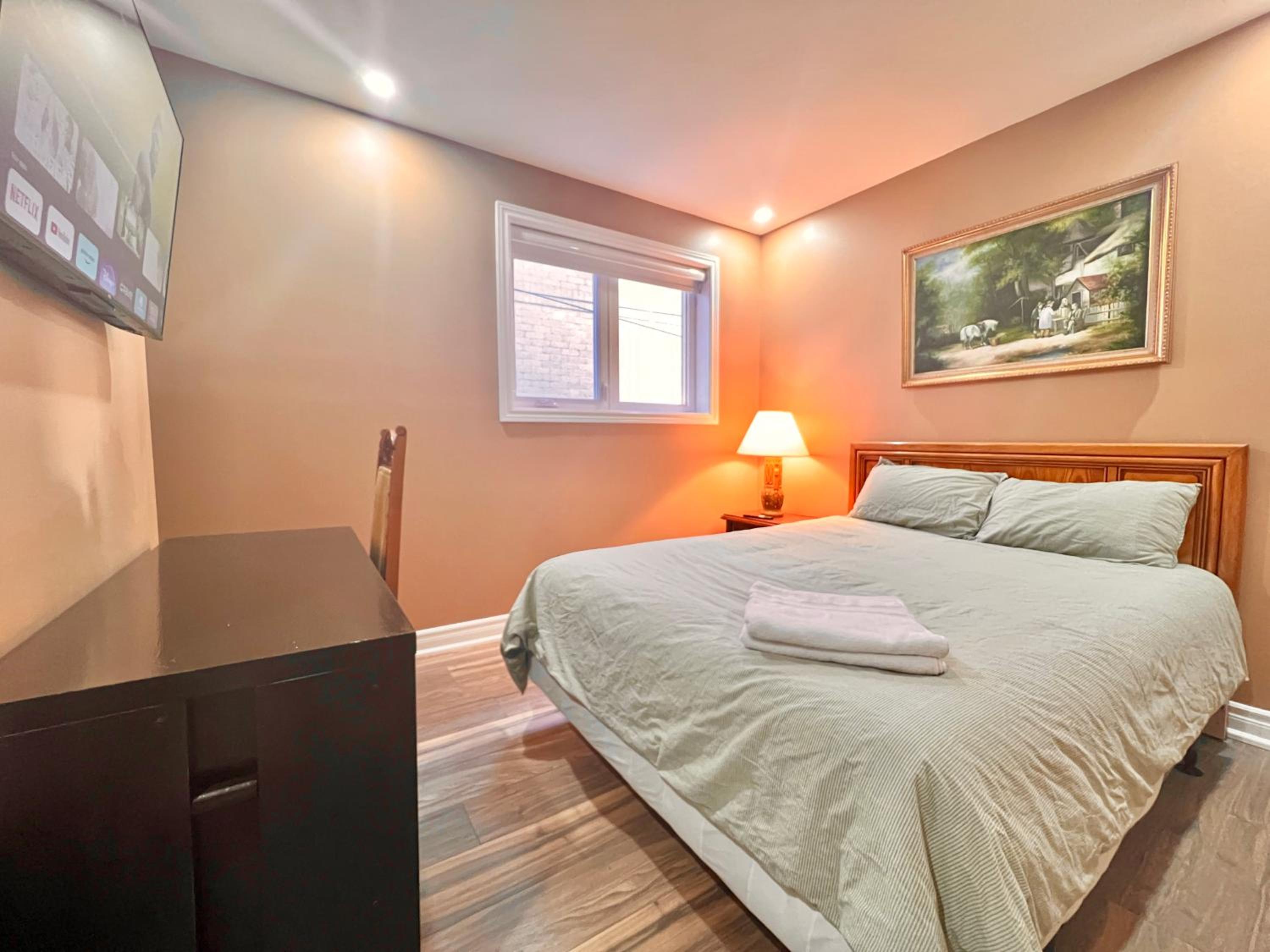 Upgraded Rooms with Bath 7-min to Subway Near Downsview Rogers Stadium