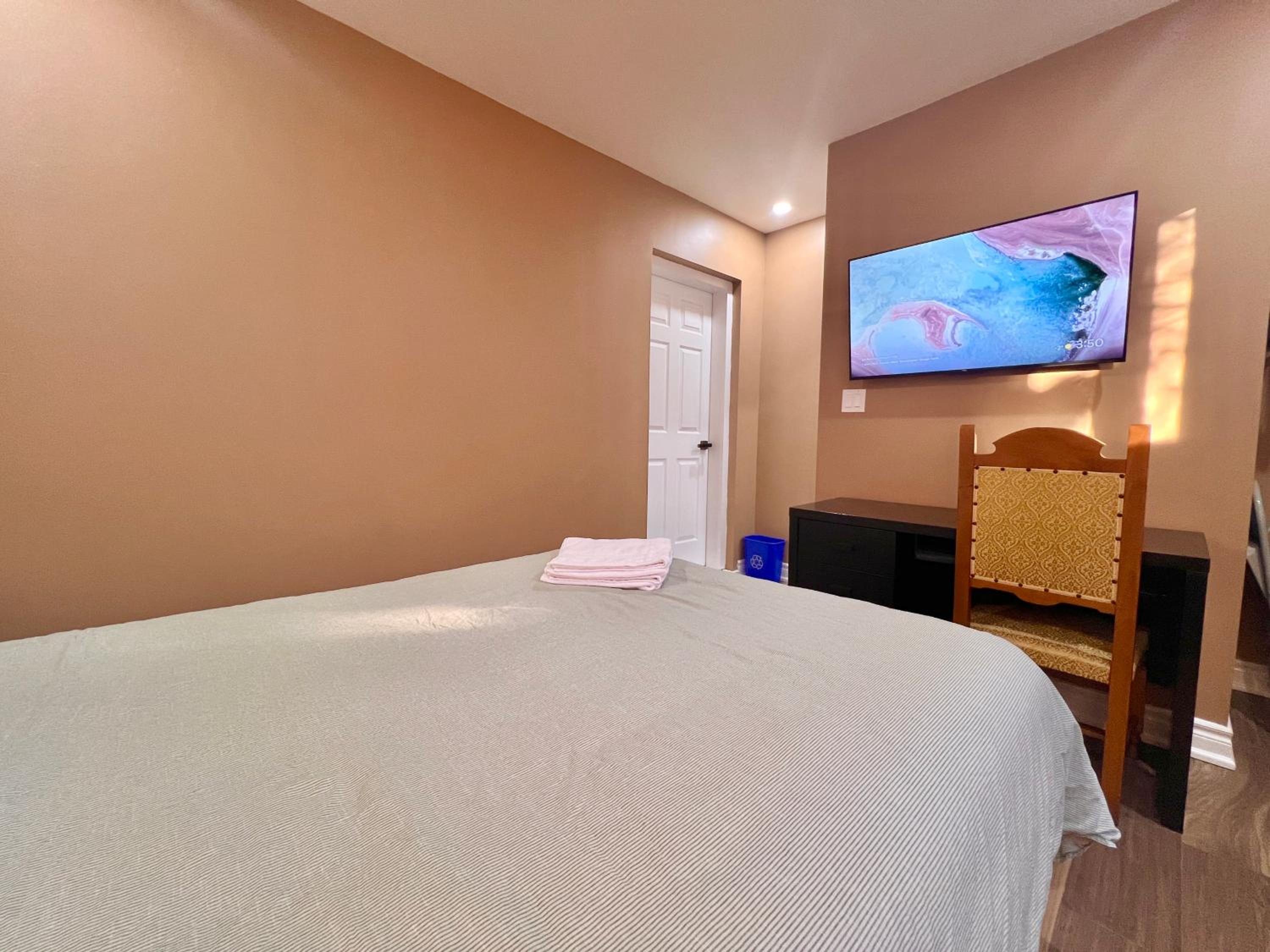 Upgraded Rooms with Bath 7-min to Subway Near Downsview Rogers Stadium