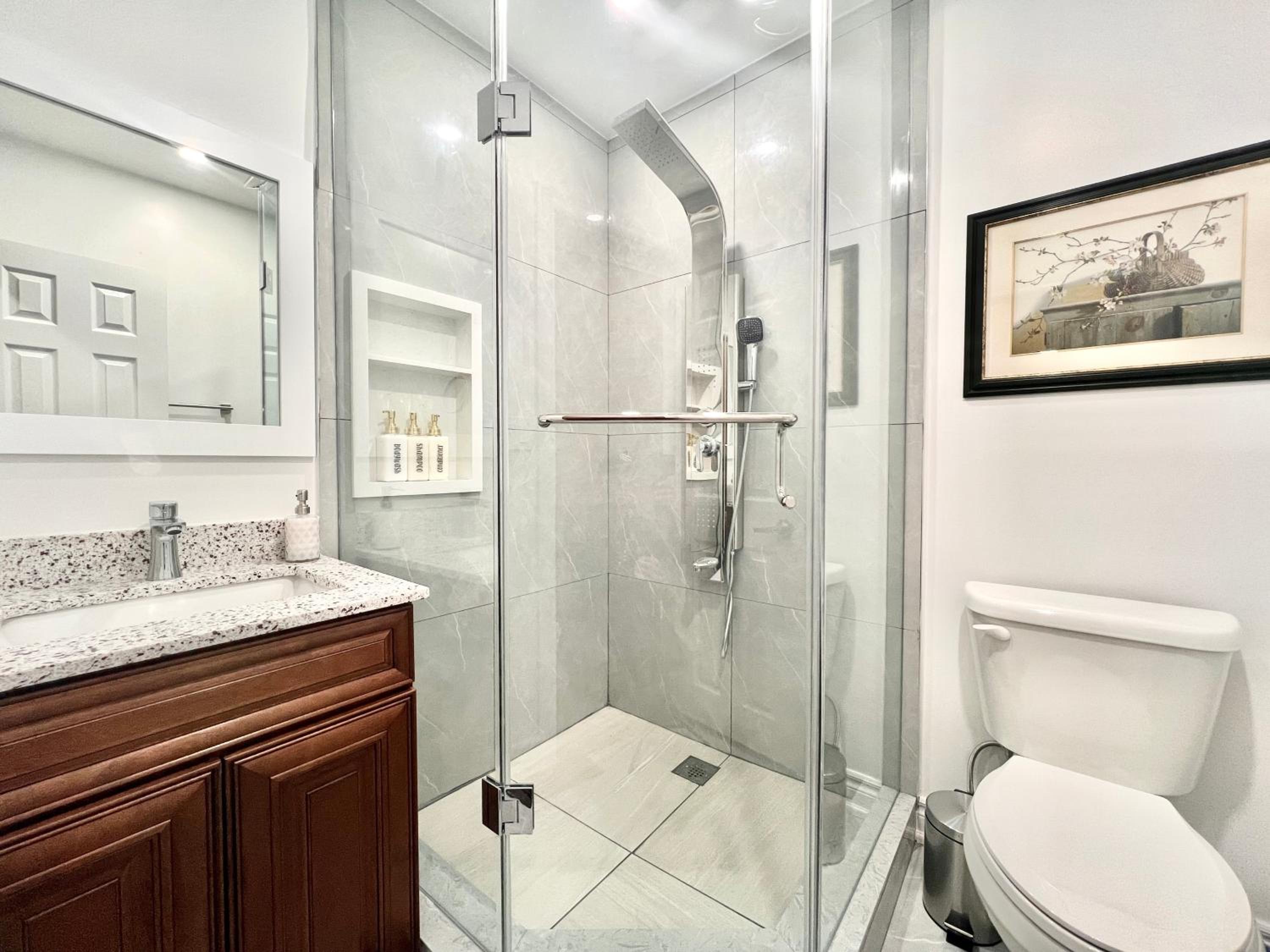 Upgraded Rooms with Bath 7-min to Subway Near Downsview Rogers Stadium