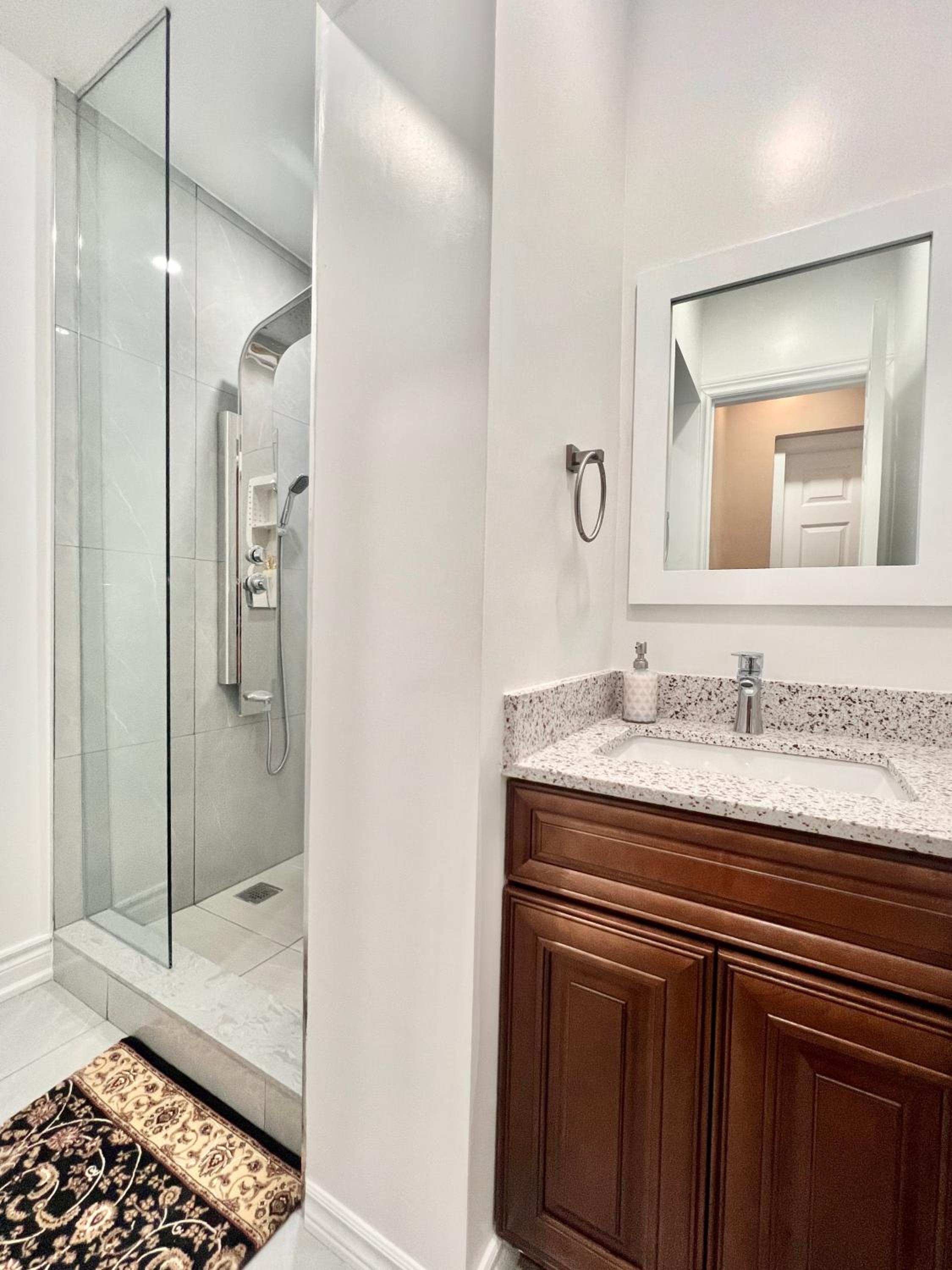 Upgraded Rooms with Bath 7-min to Subway Near Downsview Rogers Stadium