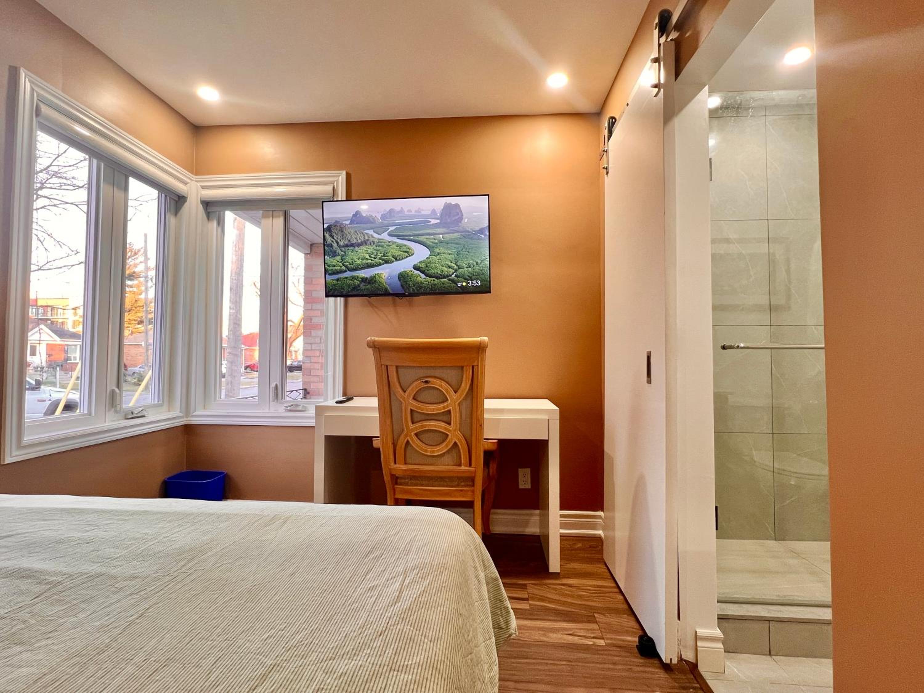 Upgraded Rooms with Bath 7-min to Subway Near Downsview Rogers Stadium