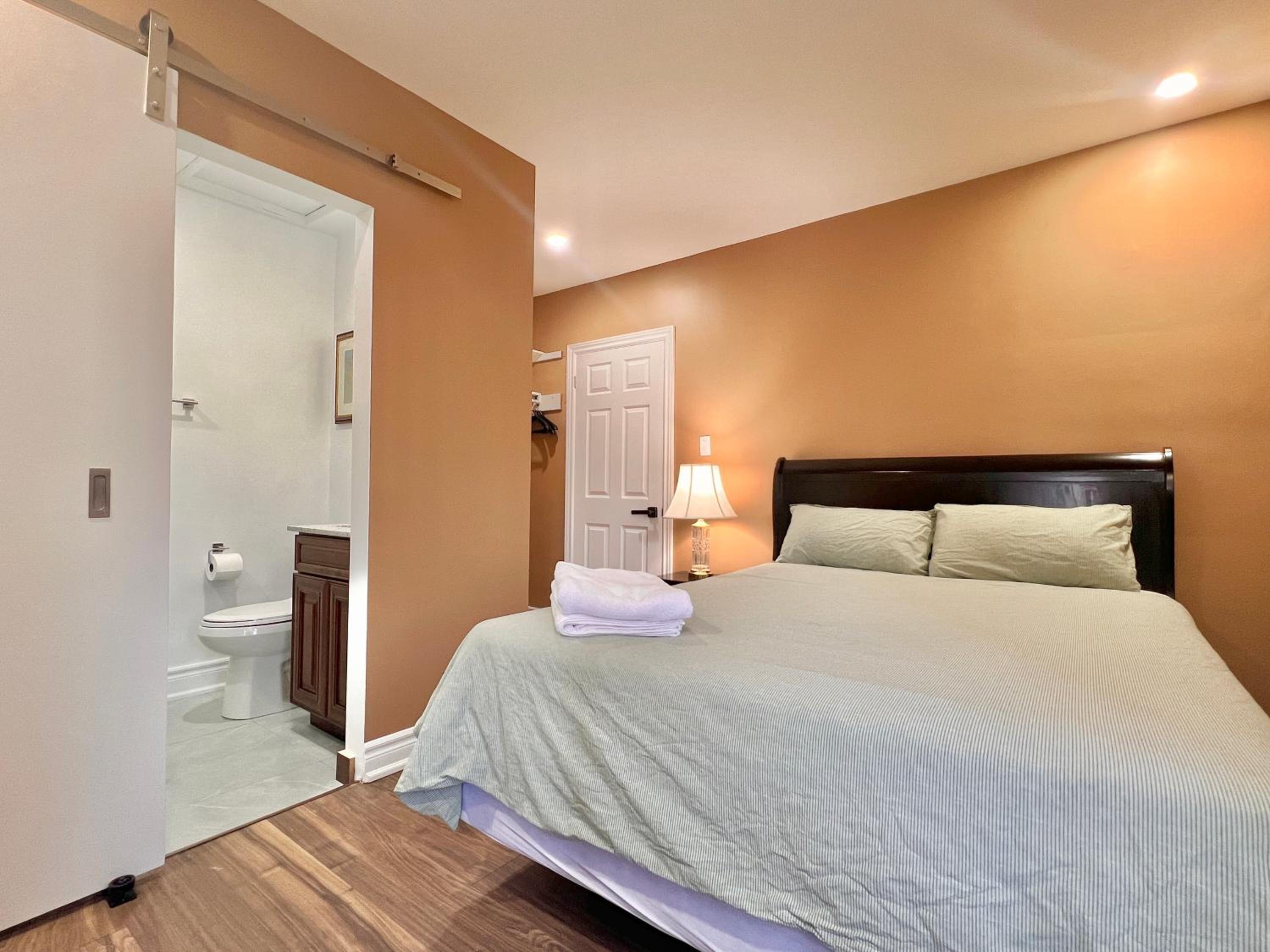 Upgraded Rooms with Bath 7-min to Subway Near Downsview Rogers Stadium