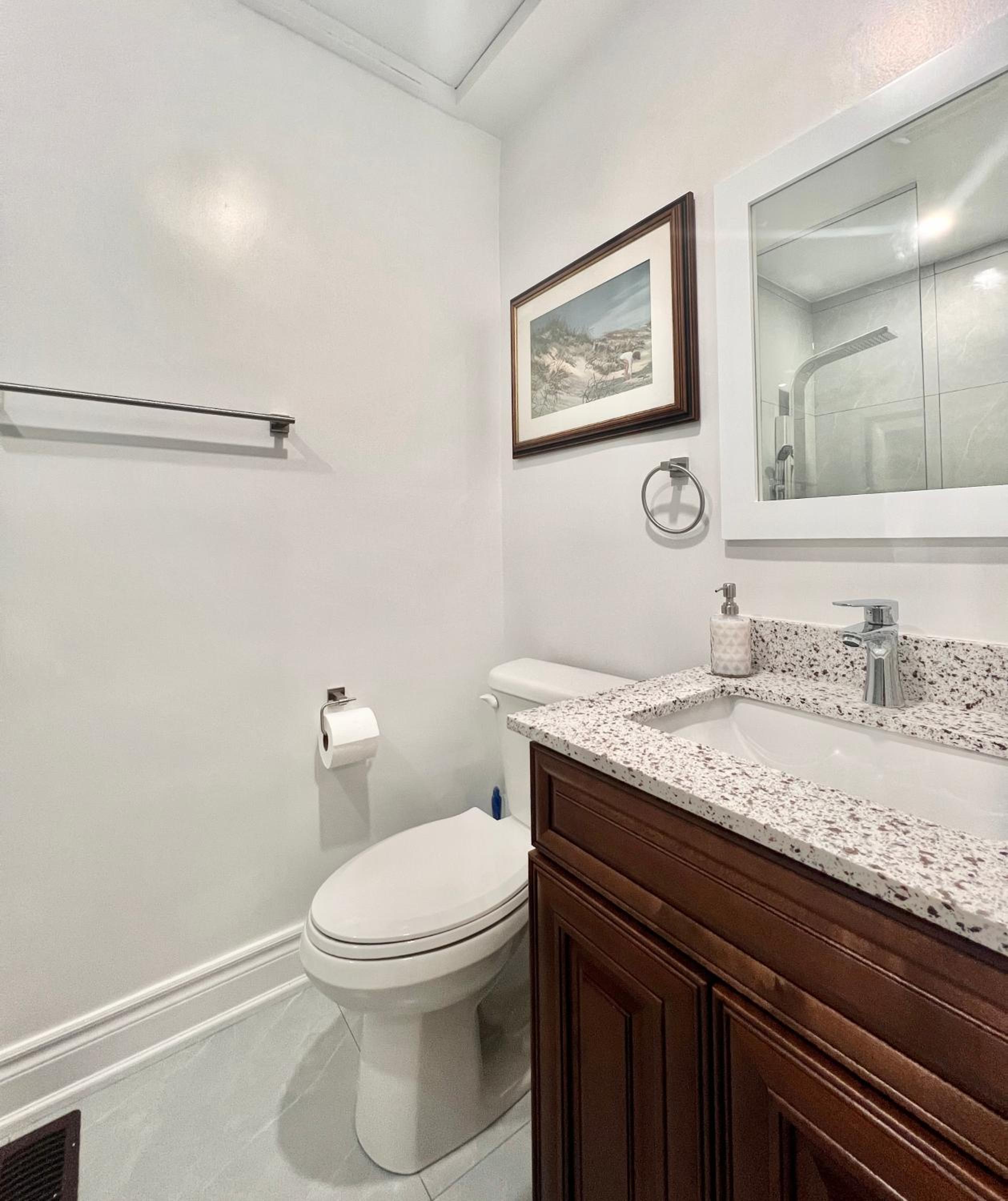 Upgraded Rooms with Bath 7-min to Subway Near Downsview Rogers Stadium