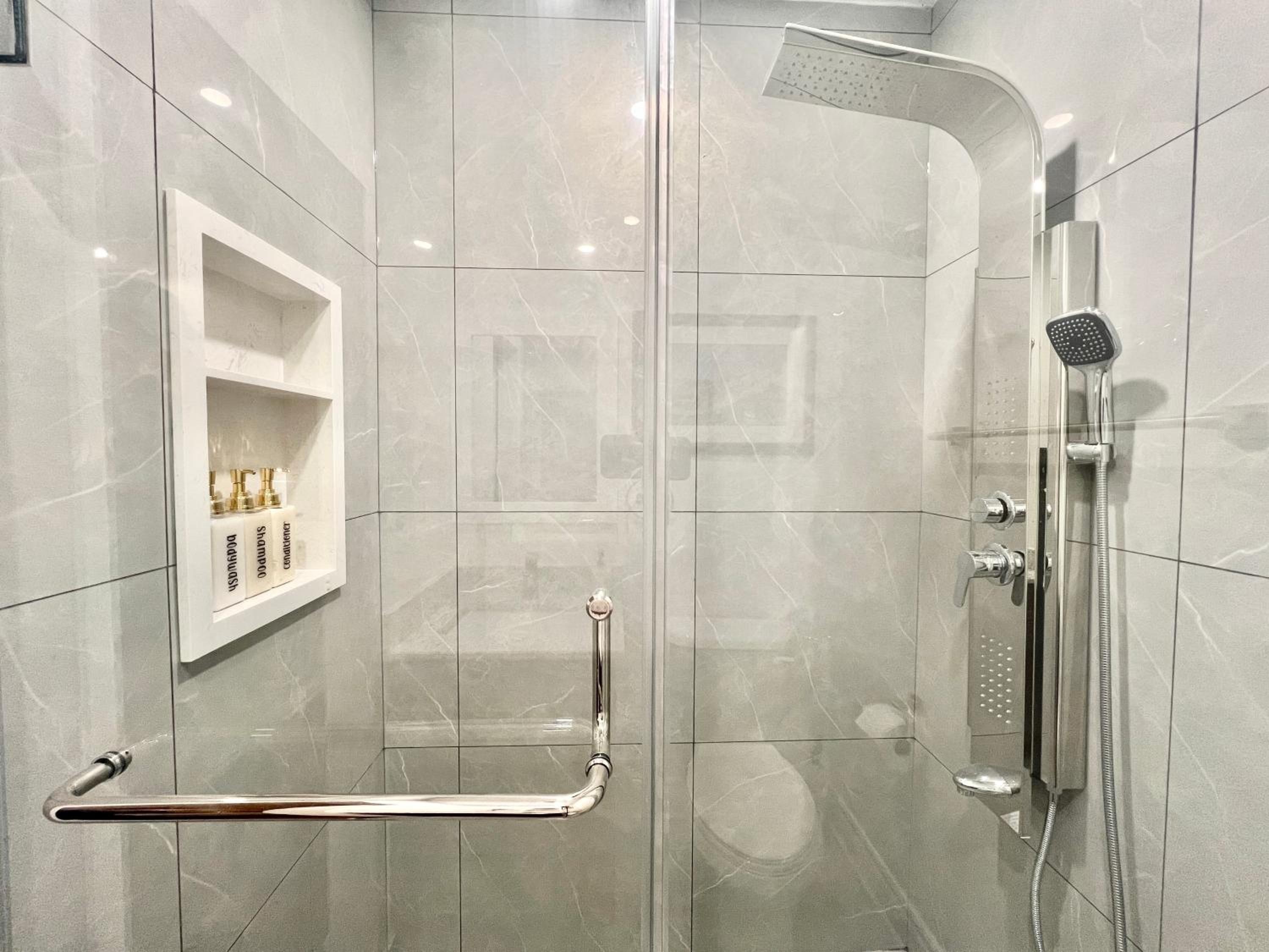 Upgraded Rooms with Bath 7-min to Subway Near Downsview Rogers Stadium