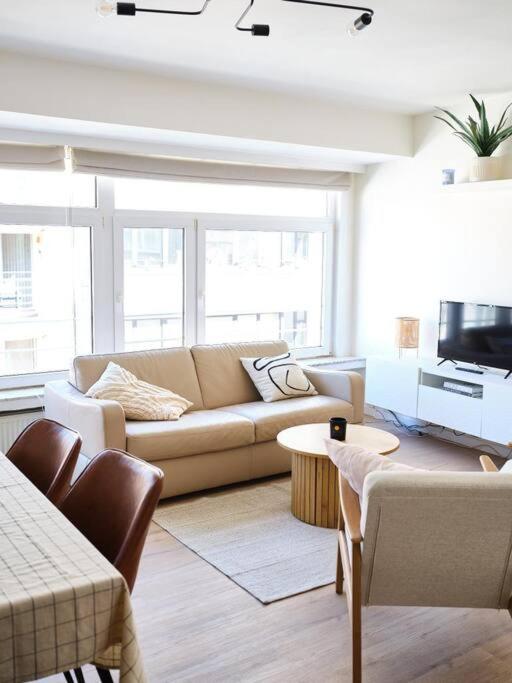 Hugo by the harbor, light-filled and centrally located apartment - free parking