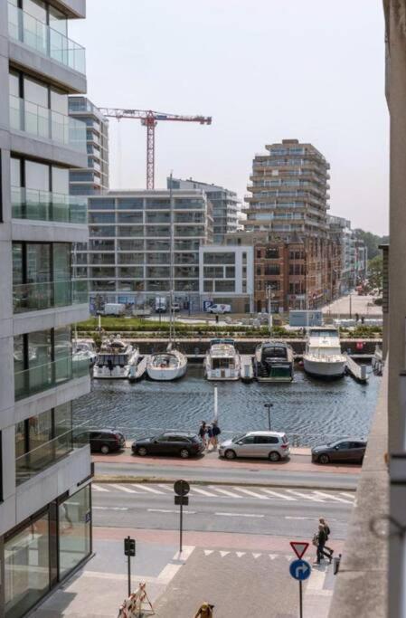 Hugo by the harbor, light-filled and centrally located apartment - free parking