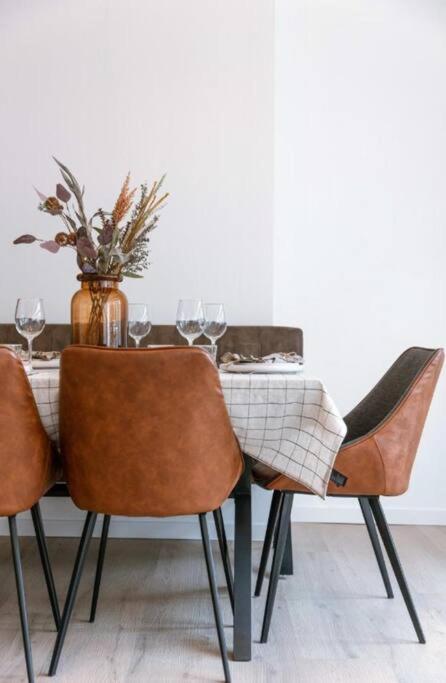 Hugo by the harbor, light-filled and centrally located apartment - free parking