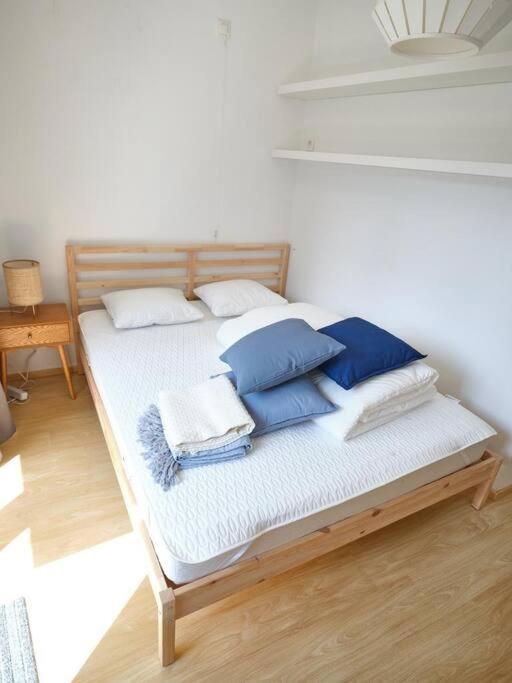 Hugo by the harbor, light-filled and centrally located apartment - free parking