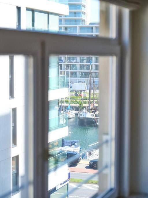 Hugo by the harbor, light-filled and centrally located apartment - free parking