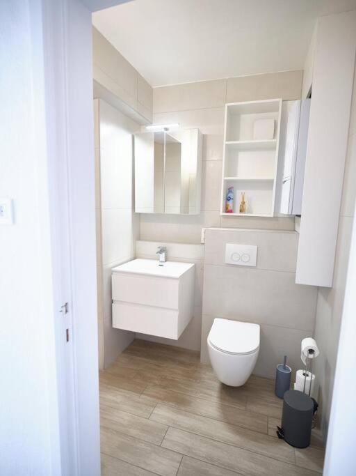Hugo by the harbor, light-filled and centrally located apartment - free parking