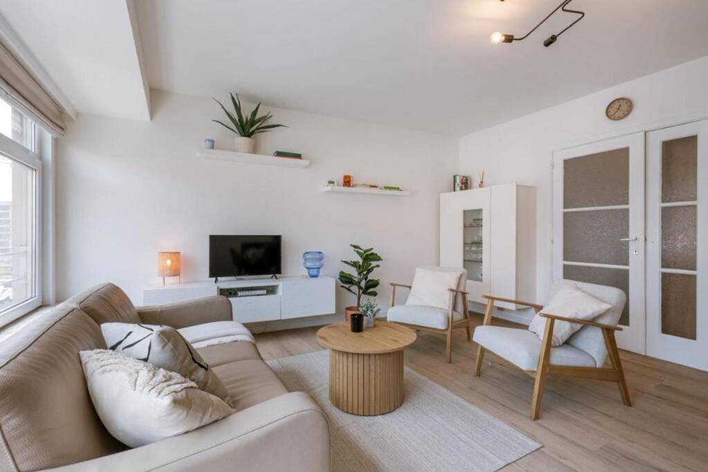 Hugo by the harbor, light-filled and centrally located apartment - free parking