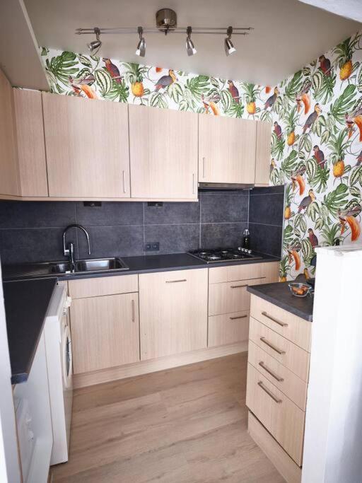 Hugo by the harbor, light-filled and centrally located apartment - free parking
